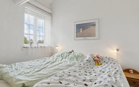 Ruse - 6Km from the Sea: Bett, Schlafzimmer, Wand, Interior Design, Möbel, Bettdecke, Bedding, Decke, Linens, Textil
