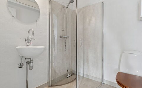 Ruse - 6Km from the Sea: Badezimmer, Armatur, Flooring, Fussboden, Interior Design, Installation, Dusche, Decke, Toilette, Zimmer