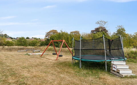 Ruse - 6Km from the Sea: Trampolin, Trampolining - Geräte Und Materialien, Einfach, Spielmittel, Grundstueck, Netz, Schatten, Trampolin Springen, Rasen, Garten