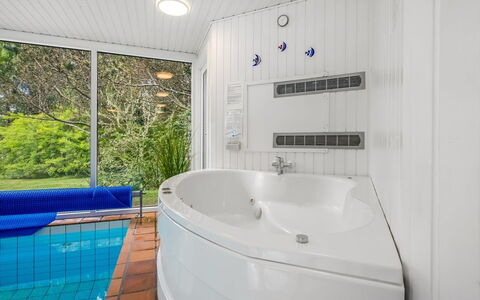 Simjanka - 800M from the Sea: Holz, Zuhause, Veranda, Deck, Hartholz, Dach, Holzbeize, Holzboden, Eco Hotel