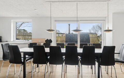 Cyrill - 2Km from the Sea: Möbel, Flooring, Tabelle, Holz, Stuhl, Fussboden, Interior Design, Küche & Esszimmer Tisch, Beleuchtung, Esszimmer