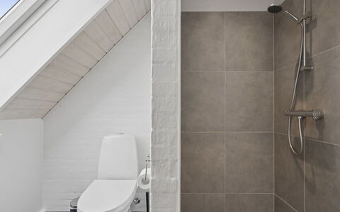 Cyrill - 2Km from the Sea: Flooring, Wand, Armatur, Fussboden, Badezimmer, Interior Design, Toilette, Decke, Installation, Fliese