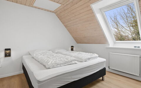Cyrill - 2Km from the Sea: Holz, Schlafzimmer, Decke, Bett, Interior Design, Flooring, Fussboden, Bettrahmen, Bedding, Zuhause