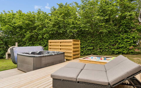 Cyrill - 2Km from the Sea: Möbel, Holz, Interior Design, Flooring, Fussboden, Stuhl, Zimmer, Decke, Wohnzimmer, Wohnung