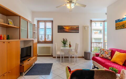 Arcobaleno House Gardalake: Möbel, Interior Design, Flooring, Zimmer, Fussboden, Holz, Couch, Decke, Wohnzimmer, Bilderrahmen