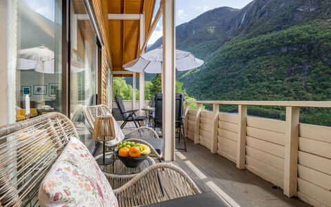 Høyanger Panorama: Holz, Möbel, Veranda, Gebirge, Eco Hotel, Balkon, Stuhl, Deck, Holzbeize, Hartholz