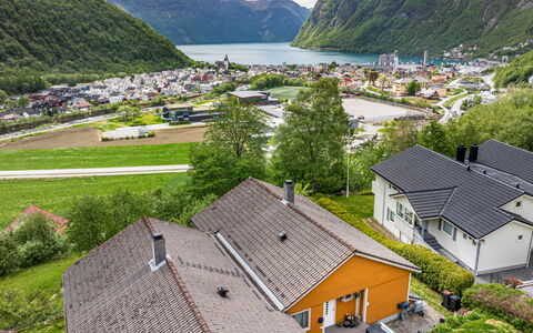 Høyanger Panorama: Wohngebiet, Haus, Dach, Zuhause, Hochland, Landschaft, Hügel, Ländliches Gebiet, Dorf, Hütte