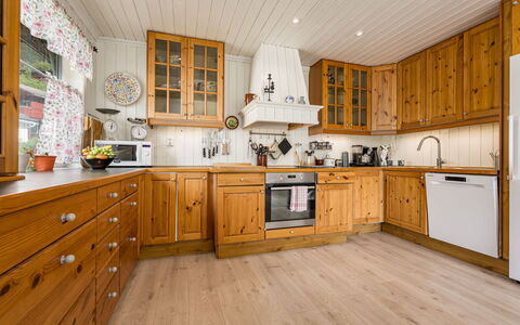 Høyanger Panorama: Holz, Küche, Cabinetry, Countertop, Schrank, Flooring, Decke, Küchengerät, Möbel, Zuhause