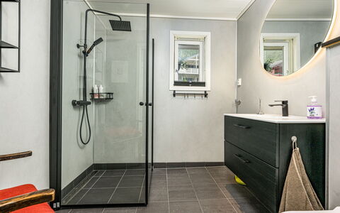 Høyanger Panorama: Armatur, Flooring, Interior Design, Badezimmer, Fussboden, Badezimmerschrank, Installation, Zapfhahn, Toilette, Fliese