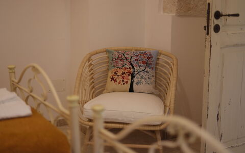 Trulli Retreat, Pool, Locorotondo: Möbel, Interior Design, Holz, Stuhl, Zimmer, Fussboden, Komfort, Wohnzimmer, Holzbeize, Dekokissen