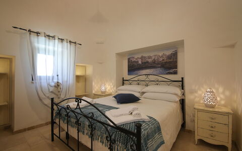 Trulli Retreat, Pool, Locorotondo: Möbel, Fussboden, Flooring, Interior Design, Decke, Zimmer, Schlafzimmer, Bett, Wohnung, Stuhl