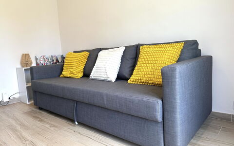 Villa Clem: Flooring, Couch, Fussboden, Möbel, Wohnzimmer, Holzboden, Hartholz, Kissen, Schlafsofa
