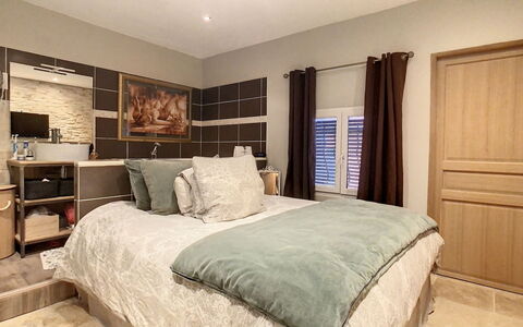 Villa Clem: Möbel, Bett, Interior Design, Schlafzimmer, Fussboden, Flooring, Bedding, Decke, Bettdecke, Holz