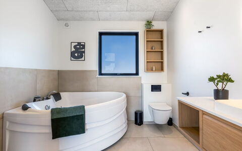 Marten - 500M from the Sea: Flooring, Armatur, Interior Design, Fussboden, Badezimmer, Beleuchtung, Zapfhahn, Installation, Zimmer, Sinken