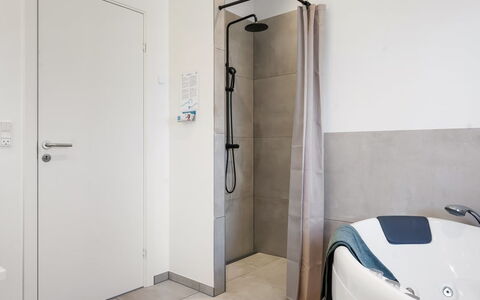 Marten - 500M from the Sea: Flooring, Fussboden, Interior Design, Armatur, Decke, Zimmer, Badezimmer, Installation, Tür, Wohnung