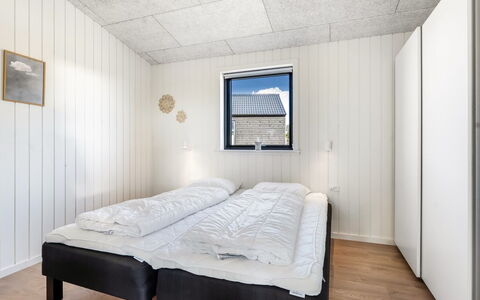Marten - 500M from the Sea: Holz, Schlafzimmer, Decke, Fussboden, Bedding, Bett, Bettdecke, Bettrahmen, Hartholz, Daylighting