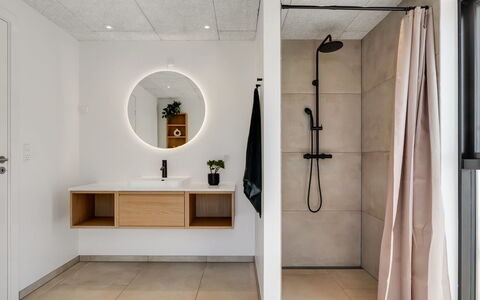 Marten - 500M from the Sea: Flooring, Interior Design, Wand, Fussboden, Armatur, Decke, Light Fixture, Badezimmer, Beleuchtung, Sinken