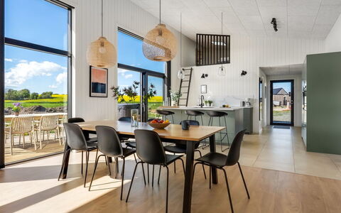 Marten - 500M from the Sea: Holz, Interior Design, Möbel, Küche & Esszimmer Tisch, Flooring, Esszimmer, Fussboden, Tabelle, Stuhl, Decke