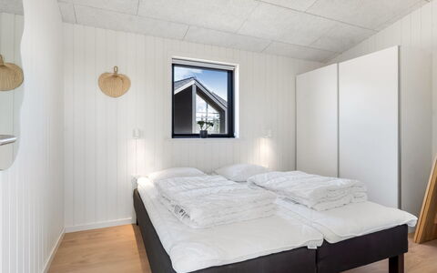 Marten - 500M from the Sea: Holz, Zuhause, Schlafzimmer, Bedding, Bett, Holzbeize, Planke, Hartholz, Daylighting, Design