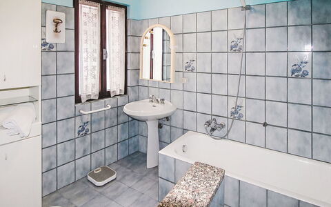 Iside: Badezimmer, Armatur, Bad Sink, Flooring, Sinken, Fussboden, Zapfhahn, Toilette, Interior Design, Installation