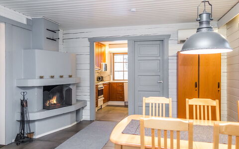 Voimatahko: Flooring, Interior Design, Holz, Decke, Fussboden, Möbel, Light Fixture, Zimmer, Zuhause, Holzbeize