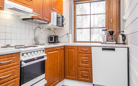 Voimatahko: Küche, Küchengerät, Major Appliance, Countertop, Holz, Cabinetry, Flooring, Spüle, Sinken, Interior Design