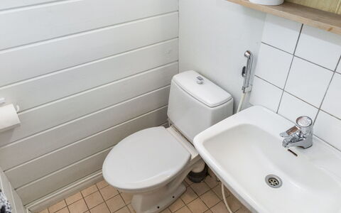 Voimatahko: Toilleten Sitz, Badezimmer, Toilette, Armatur, Flooring, Sinken, Fussboden, Bad Sink, Installation, Interior Design