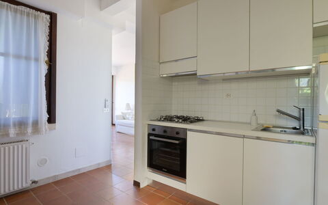Montparnasse: Küchengerät, Küche, Flooring, Countertop, Major Appliance, Interior Design, Fussboden, Holz, Cabinetry, Zimmer