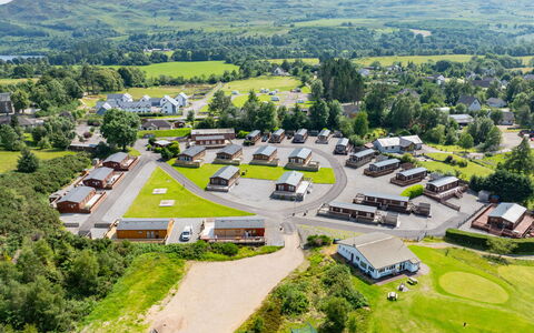 Scottishhighlands.lochness: Wohngebiet, Landschaft, Dach, Menschliche Siedlung, Vorort, Luftaufnahmen, Vogelperspektive, Dorf, Landscaping, Park