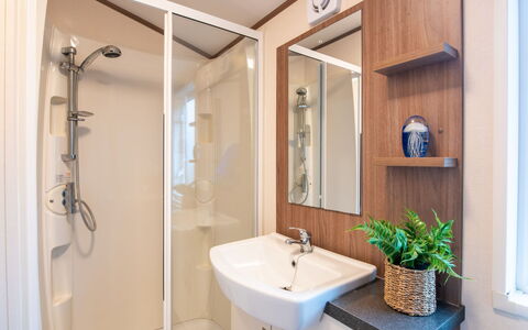 Scottishhighlands.lochness: Badezimmer, Interior Design, Armatur, Bad Sink, Flooring, Fussboden, Sinken, Zimmer, Installation, Spiegel