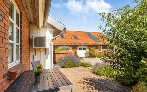 Virve - 100M to the Fjord: Möbel, Holz, Interior Design, Flooring, Fussboden, Stuhl, Zimmer, Decke, Wohnzimmer, Wohnung