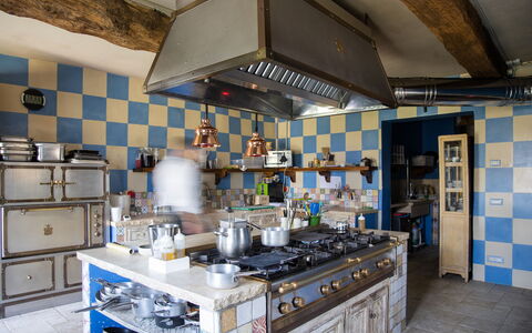 Le Tre Virtù Luxury Relais, Private Pool, Mugello: Küche, Countertop, Herd, Interior Design, Beleuchtung, Möbel, Küchengerät, Major Appliance, Gasherd, Herd