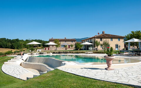 Le Tre Virtù Luxury Relais, Private Pool, Mugello: Estate, Schwimmbad, Gartenmöbel, Landscaping, Water Feature, Villa, Hazienda, Resort, Ferienort, Regenschirm