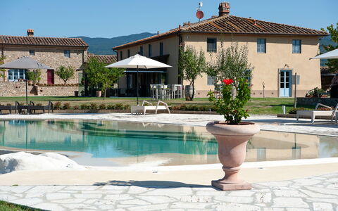 Le Tre Virtù Luxury Relais, Private Pool, Mugello: Schwimmbad, Gartenmöbel, Regenschirm, Estate, Resort, Hazienda, Stuhl, Schatten, Villa, Hof
