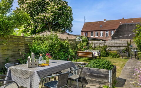 Spase - 23Km from the Sea: Strauch, Haus, Wohngebiet, Zuhause, Garten, Schatten, Garten, Hof, Blumentopf