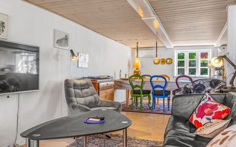 Spase - 23Km from the Sea: Strauch, Haus, Wohngebiet, Zuhause, Garten, Schatten, Garten, Hof, Blumentopf
