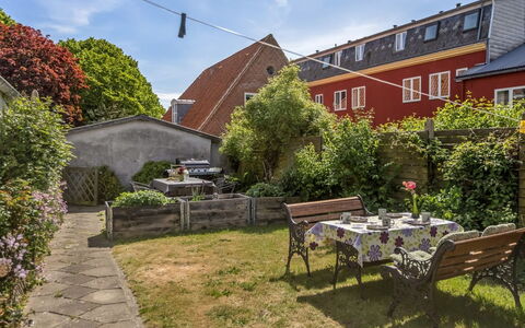Spase - 23Km from the Sea: Strauch, Haus, Wohngebiet, Zuhause, Garten, Schatten, Garten, Hof, Blumentopf