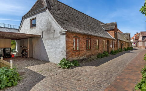 Spase - 23Km from the Sea: Strauch, Haus, Wohngebiet, Zuhause, Garten, Schatten, Garten, Hof, Blumentopf