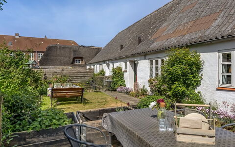 Spase - 23Km from the Sea: Strauch, Haus, Wohngebiet, Zuhause, Garten, Schatten, Garten, Hof, Blumentopf