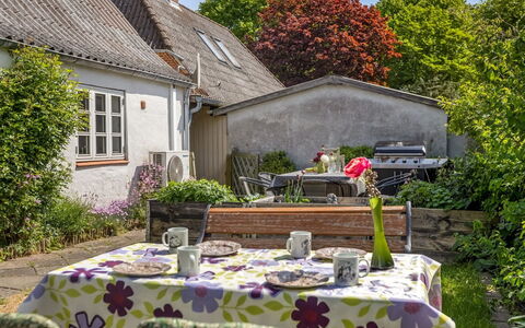 Spase - 23Km from the Sea: Strauch, Haus, Wohngebiet, Zuhause, Garten, Schatten, Garten, Hof, Blumentopf
