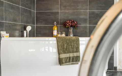 Månviva - 250M from the Sea: Fussboden, Armatur, Badezimmer, Installation, Zapfhahn, Badewanne, Zimmerpflanze, Fliese
