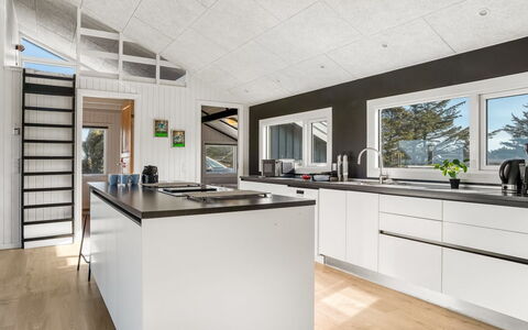 Månviva - 250M from the Sea: Holz, Flooring, Decke, Küche, Interior Design, Fussboden, Countertop, Zuhause, Holzboden, Major Appliance
