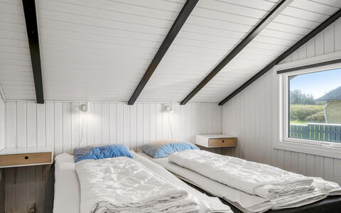 Månviva - 250M from the Sea: Holz, Schlafzimmer, Decke, Bett, Fussboden, Bedding, Zuhause, Bettdecke, Bettrahmen, Linens