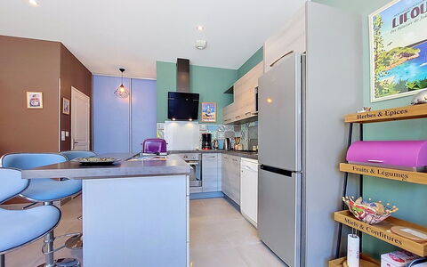 Bienvenue: Möbel, Interior Design, Küche, Küchengerät, Flooring, Major Appliance, Countertop, Fussboden, Decke, Holz