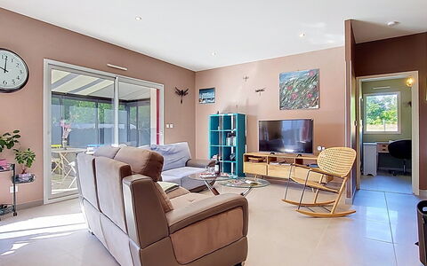 Bienvenue: Möbel, Interior Design, Flooring, Fussboden, Holz, Decke, Zimmer, Fernsehen, Couch, Wohnzimmer