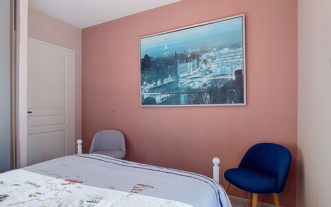 Bienvenue: Rosa, Interior Design, Zimmer, Decke, Farbe, Schlafzimmer, Holzbeize, Linens, Bedding, Lampe