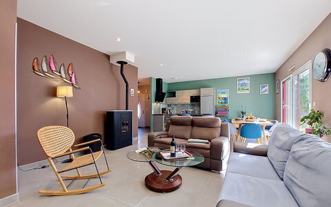 Bienvenue: Möbel, Interior Design, Flooring, Fussboden, Decke, Holz, Couch, Wohnzimmer, Zimmer, Stuhl