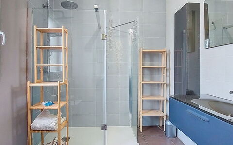 Bienvenue: Flooring, Fussboden, Interior Design, Armatur, Dusche, Installation, Badezimmer, Duschkopf, Zimmer, Fliese