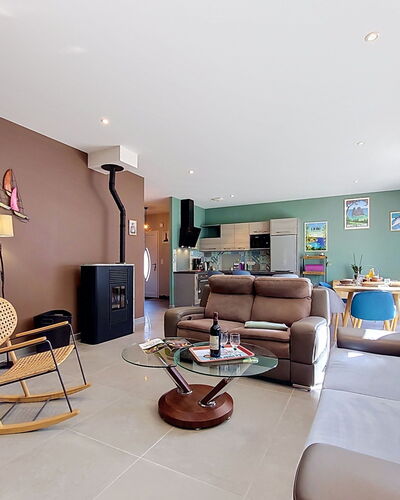 Bienvenue: Möbel, Interior Design, Flooring, Fussboden, Decke, Holz, Couch, Wohnzimmer, Zimmer, Stuhl