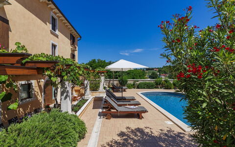 Villa Christina: Schwimmbad, Gartenmöbel, Möbel, Resort, Regenschirm, Stuhl, Garten, Estate, Landscaping, Schatten